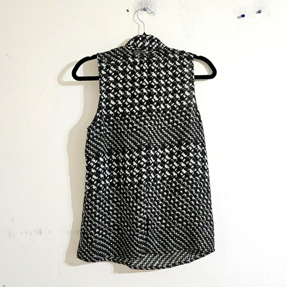 Whowhatwear Houndstooth Blouse - Picture 2 of 9